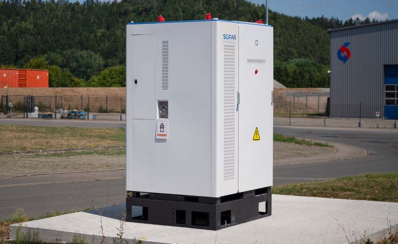Lithium-Speichersystem von EFFEKTA im Außenbereich