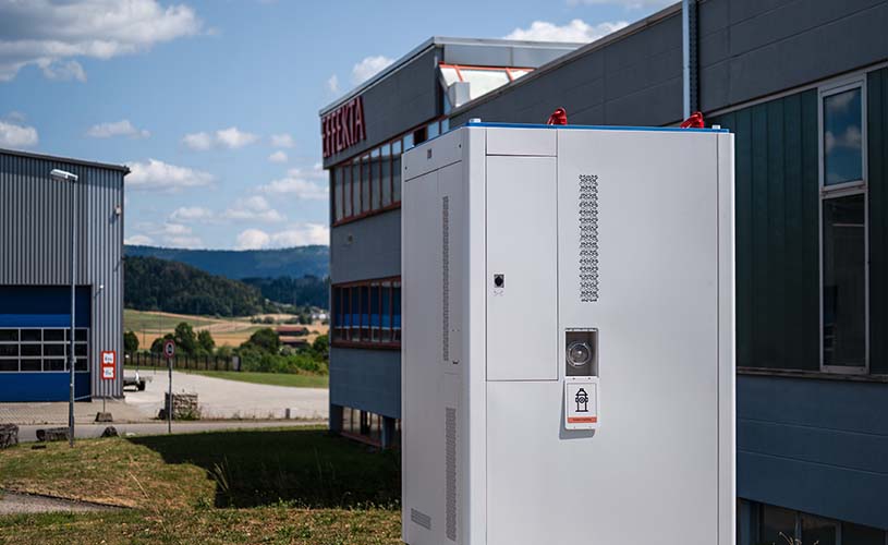 Energiespeicher vor dem EFFEKTA-Firmengebäude in Rottweil
